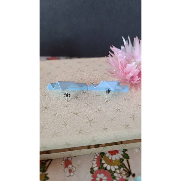 1980s Light Blue Wavy Triangular Earrings - Picture 9 of 10